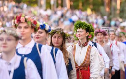 Phụ nữ ở Latvia phải ‘thuê chồng’ theo giờ vì thiếu hụt đàn ông