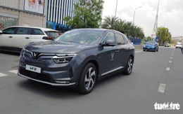 Đại gia sàn chứng khoán có 20.000 tỉ đồng tiền mặt đối diện thách thức từ lộ trình cấm xe xăng