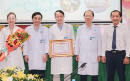 UBND TP.HCM khen thưởng đột xuất ê kíp tái nối bàn tay đứt lìa cho sản phụ mang song thai