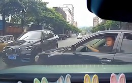 Hả hê cảnh tài xế quay đầu ô tô ẩu còn tỏ vẻ ngang ngược