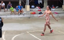 Chàng trai tấu hài khi chơi bóng chuyền