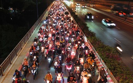 Nước cống tràn lên mặt đường Võ Nguyên Giáp vì triều cường, hàng ngàn xe máy 'bò' qua đoạn ngập