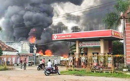 Kho chứa máy móc cơ khí sát cây xăng bốc cháy ngùn ngụt