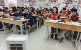 Phụ huynh mang máy lọc không khí cho nhà trường mượn để bật ngay trong lớp