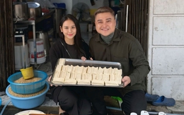 Ca sĩ Vũ Duy Khánh phục vụ quán bún đậu mắm tôm, trông xe giúp vợ