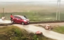 Phạt người phụ nữ chạy ô tô mắc kẹt trên đường ray tàu hỏa