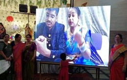 Cặp đôi phải tổ chức đám cưới qua màn hình vì chuyến bay bị hủy