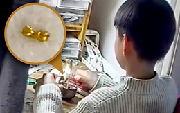 Con trai 8 tuổi cắt vụn dây chuyền vàng của mẹ đem tặng nhiều bạn học