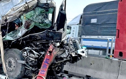 Xe tải tông xe đầu kéo trên cao tốc Bùng - Vạn Ninh, 2 người chết, 3 người bị thương