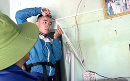 Từ TP.HCM đến sửa điện cho bà con vùng lũ