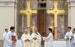 Thánh giá mạ vàng được làm phép, tháp chuông và tháp kẽm ở nhà thờ Đức Bà sẽ xong vào tháng 4-2026