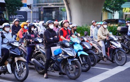 TP.HCM trở lạnh, người dân khoác áo ấm từ sáng sớm