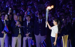 Đồng loạt vỗ tay khi nữ võ sĩ taekwondo đẳng cấp thế giới châm đuốc SEA Games 33