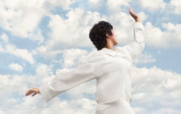 Pantone bị tố phân biệt chủng tộc vì chọn Cloud Dancer làm màu của năm 2026