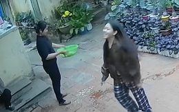 Mẹ chán không buồn nói khi dạy con gái vẩy rau