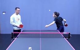 Chàng trai ngơ ngác khi gặp nữ cao thủ bóng bàn