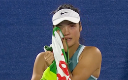 Emma Raducanu bật khóc, trốn sau ghế trọng tài khi bị theo dõi