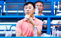 HLV tuyển Lào Ha Hyeok Jun say mê ăn bánh mì trên sân Gò Đậu