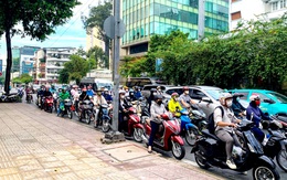 Giảm xe máy leo lề, người dân thong thả đi bộ trên vỉa hè