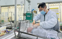 Cứu sống bé gái 8 ngày tuổi 'cứ uống sữa vào là thành chất độc'