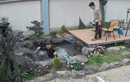 Thanh niên ngồi bất cẩn ngã xuống hồ cá koi