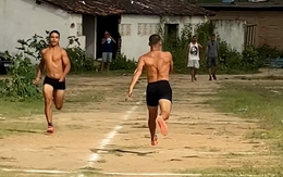 Chàng trai chạy lùi về đích với tốc độ cao