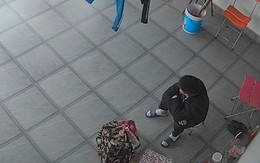 Thanh niên ngồi thẫn thờ khi chim sổ lồng