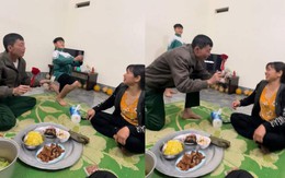 Con trai mạnh dạn làm mẫu để bố thể hiện tình cảm với mẹ