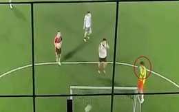 Các cầu thủ phì cười trước tình huống đen đủi có 1-0-2
