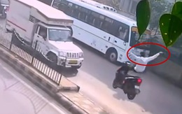 Quái xế bay như chim khi tông vào con lươn