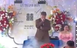 Cụ ông U70 cover 'Cơn mưa ngang qua' cực ngầu