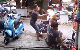 Thợ sửa xe hú hồn khi khách nghịch tay ga