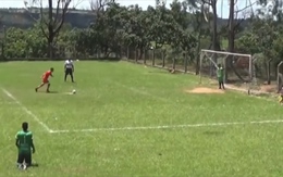 Thủ môn phản lưới nhà khi cản được cú sút penalty của đối phương