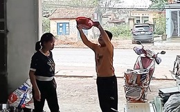 Mẹ quê một cục khi hướng dẫn con trai cách vẩy rau