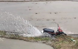 Bác nông dân dùng xe máy tát nước lên ruộng cày