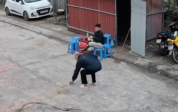 Hành động khó hiểu của cụ ông khi tránh dây điện