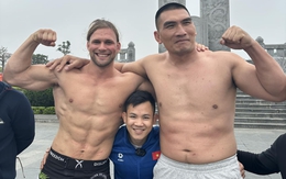 Ngóng dài cổ trận đấu vật giữa cao thủ Belarus và 'Hiếu khổng lồ'