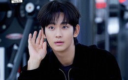 Kim Soo Hyun vui vẻ xuất hiện trên show của G-Dragon