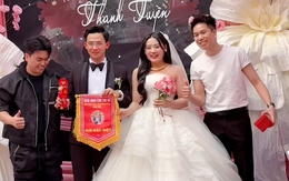 Cô dâu chú rể phì cười với món quà cưới độc lạ của hội bạn thân