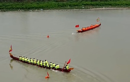 Pha ôm cua lên bờ của đội thuyền đua