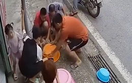 Các cháu nhỏ bị ông chú cho ăn cú lừa hoàn hảo