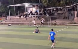 Chàng trai tức giận vì đồng đội báo hại, làm mất bàn thắng
