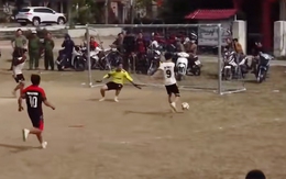 Chàng trai tung cú sút đánh lừa khán giả