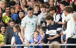 Sao Ngoại hạng Anh bị thẻ vàng 'vô duyên' sau khi bị thay ra