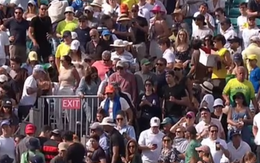 Khán giả đồng loạt rời khỏi sân vì lý do ngớ ngẩn tại Miami Open