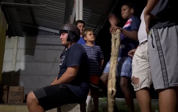 Cười sảng với nhóm thanh niên chơi trò quay lưng đoán người