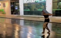 Người đẹp vồ ếch khi nhảy qua vũng nước