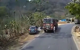 Tài xế lao ô tô vào lề đường vì vượt ẩu