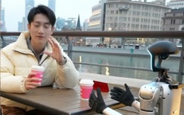 Nam thanh niên gây sốc khi thuê robot làm... bạn gái