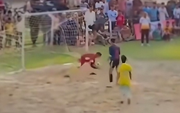 Thủ môn ném bóng cho hậu vệ đánh đầu về để câu giờ